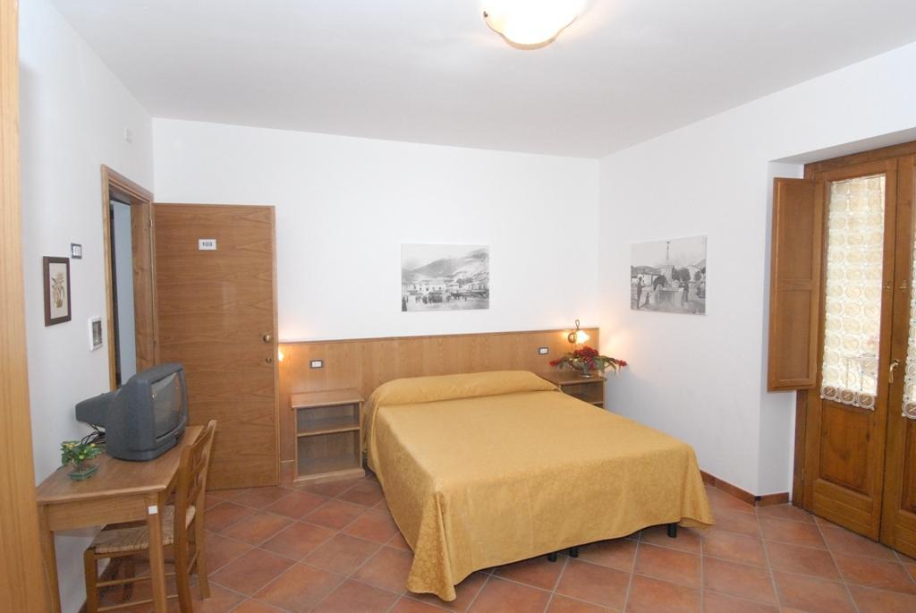 Le Antiche Torri Bed and Breakfast Pescasseroli Rum bild